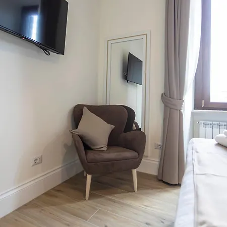 Flat 285 La Πανσιόν 4*